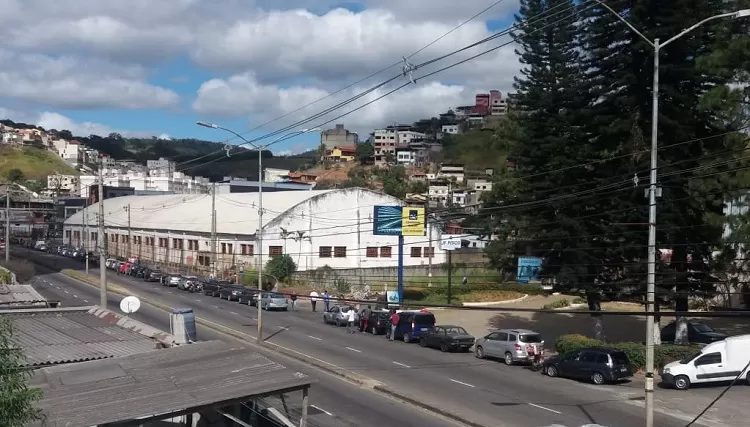 Motoristas fazem corrida aos postos em busca de combustível 3 posto da gasolina jk juliana netto