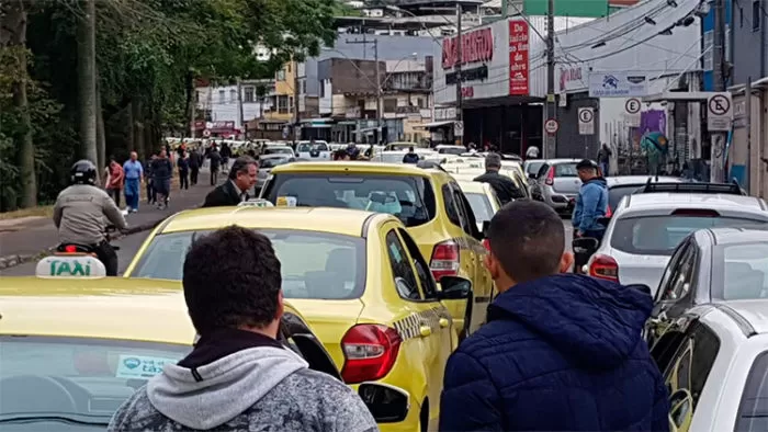 Motoristas fazem corrida aos postos em busca de combustível 1 posto leo