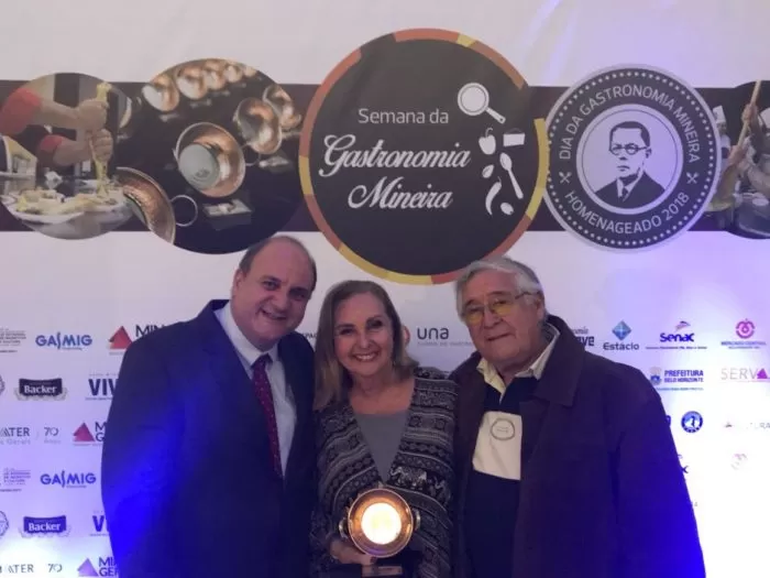 Curador do Prêmio Eduardo Frieiro, Chef Edson Puiati, com o casal Terezinha e Arnaldo Valentim, do Sítio Urucum, de Lima Duarte, MG. WhatsApp Image 2018 06 28 at 11.06.161