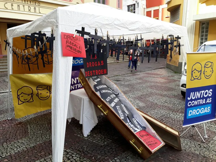 Ato público lembra mortes em decorrência do tráfico de drogas em JF 1 ato no calçadão foto Marcelo Ribeiro