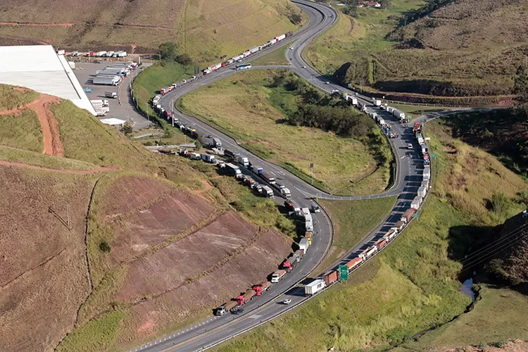 Transportadoras da região são multadas em R$ 13 milhões por bloqueio 1 caminhao fernando