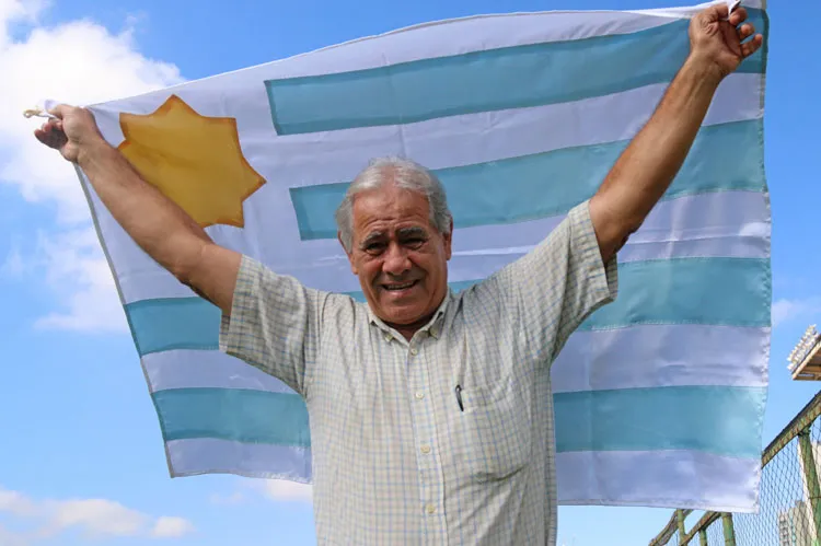 Uruguaio ex-Tupi, Ricardo Estrade acredita no peso da camisa celeste olímpica nas oitavas da Copa 2 esp uruguaio