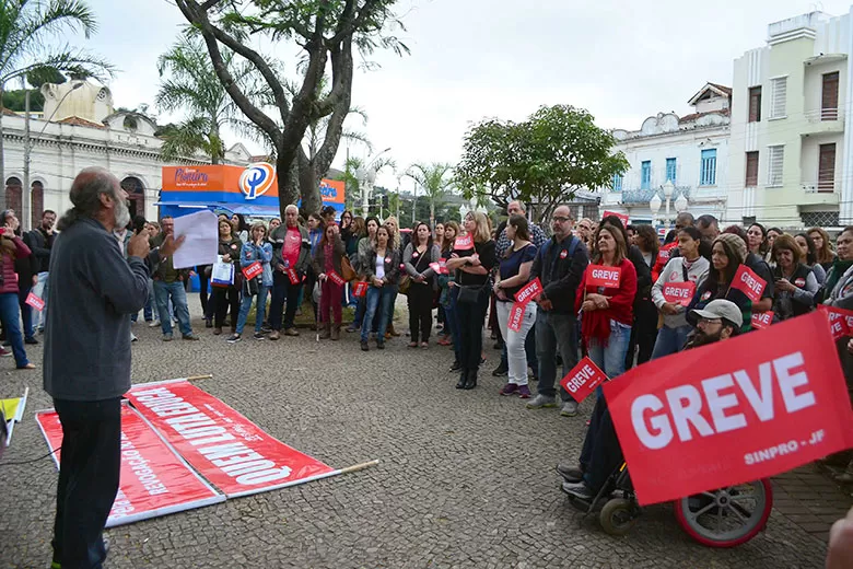 Servidores da educação mantém paralisação em Juiz de Fora 1 greve professores marcelo