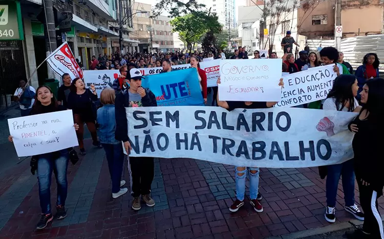 Professores, alunos e pais protestam contra parcelamento de salários na rede estadual 1 manifesta felipe 1
