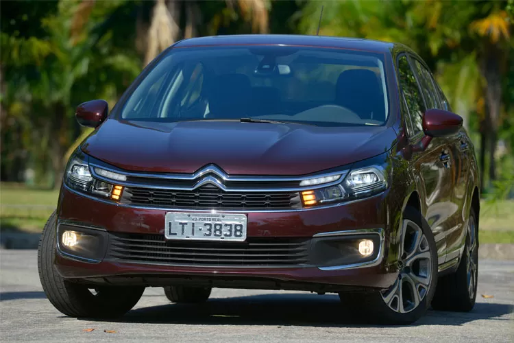 Citroën C4 Lounge Shine tem bom recheio e preço competitivo 1 Citroen 2
