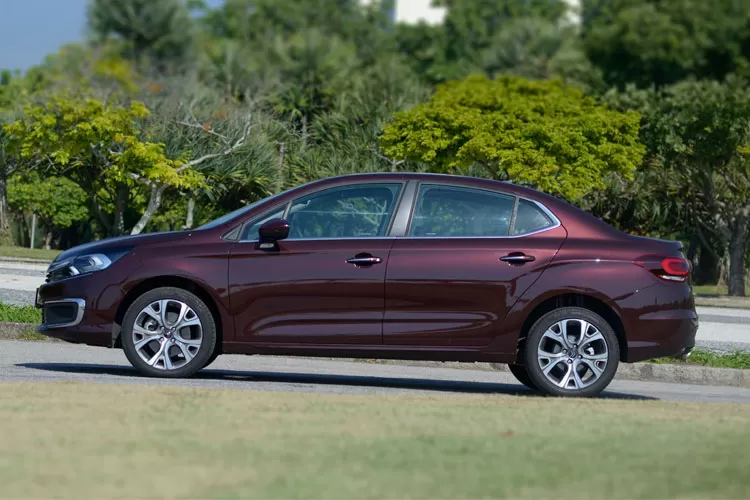Citroën C4 Lounge Shine tem bom recheio e preço competitivo 4 Citroen 4