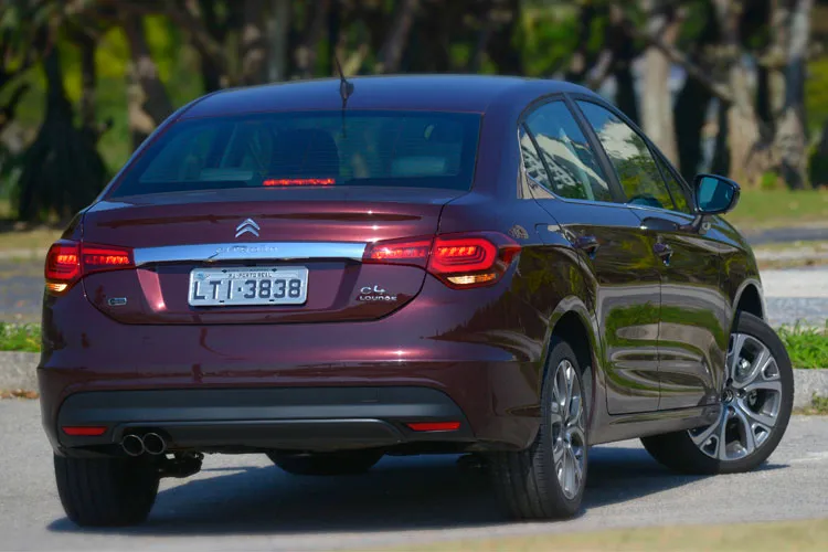 Citroën C4 Lounge Shine tem bom recheio e preço competitivo 3 Citroen 5