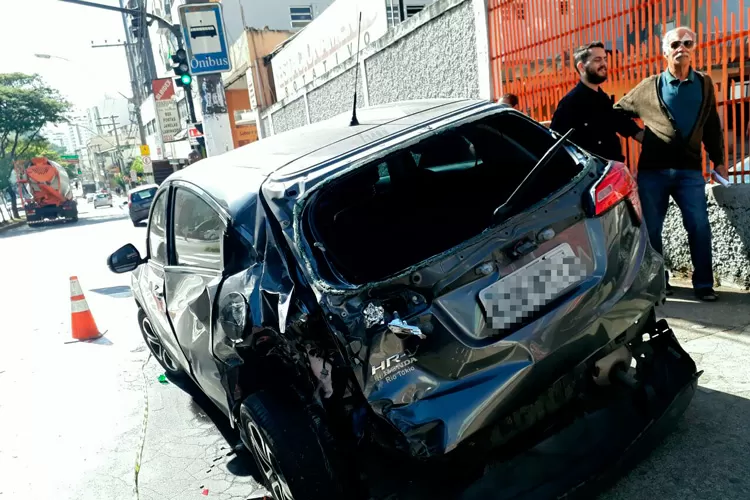 Caminhão desgovernado atinge 6 carros na descida da Itamar Franco 1 WhatsApp Image 2018 07 03 at 11.24
