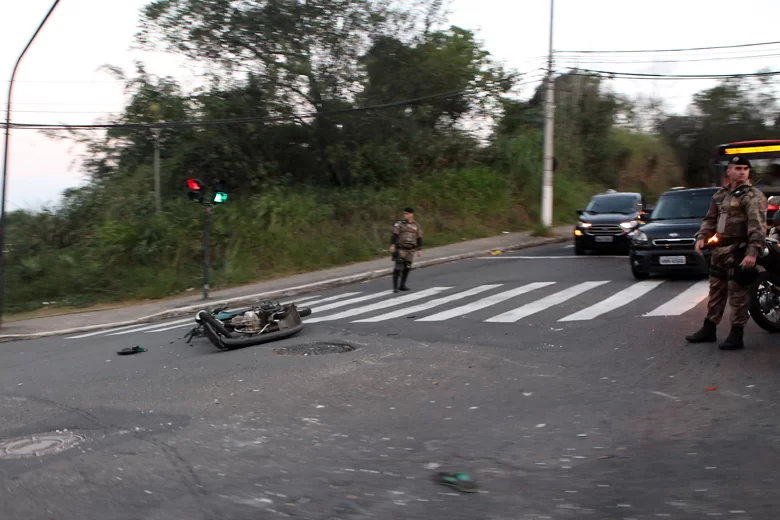 Batida entre carro e moto tumultua trânsito próximo à UFJF 1 acidente priamo