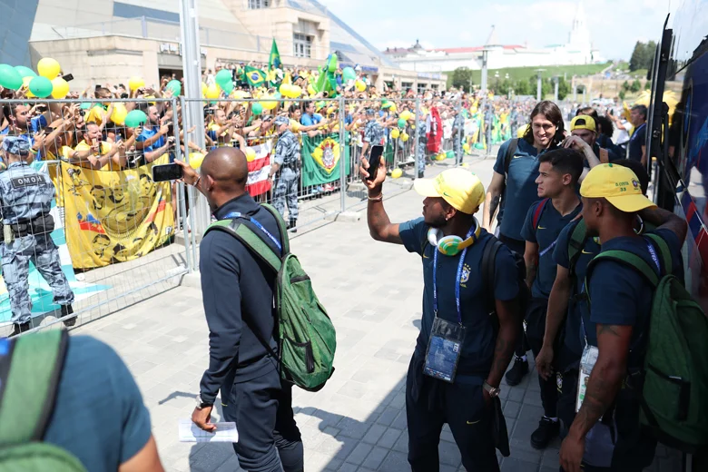 Seleção chega a Kazan com multidão na porta do hotel 2 esp selecao chega a kazan lucas figueiredo cbf
