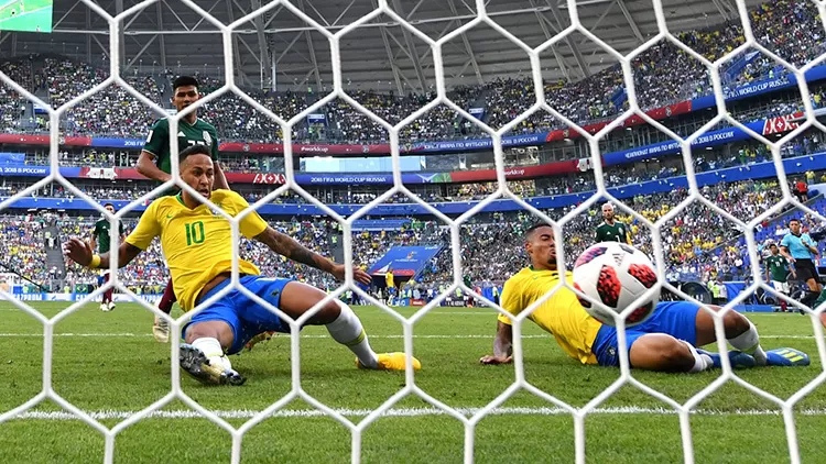 Sabe quanto tempo Neymar passou deitado na Copa? Os suíços cronometraram 1 neymar fifa2