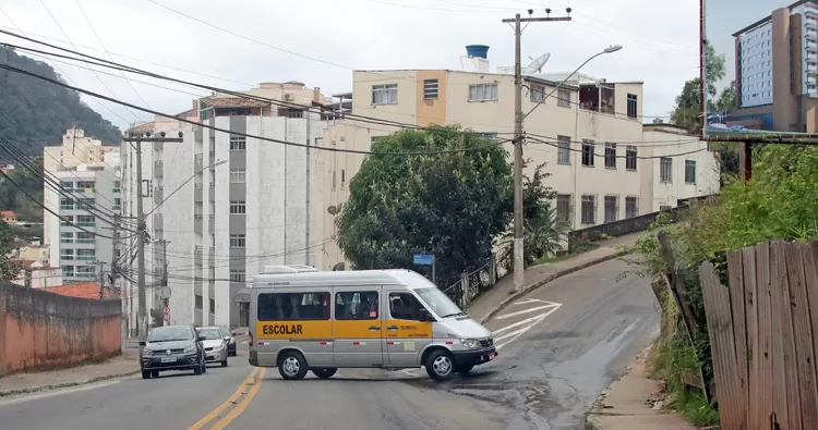 Fotógrafo da Tribuna flagra van escolar fazendo conversão proibida 1 VU São Mateus Leo