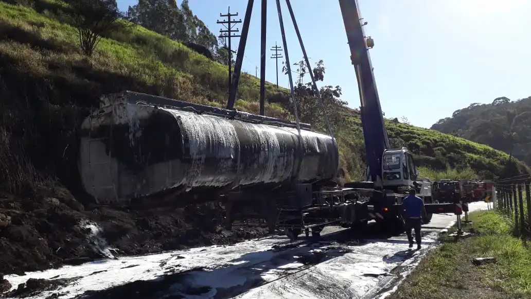 Carreta é guinchada, mas trânsito segue interditado na BR-267 1 carreta2