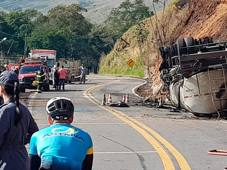 Carreta é guinchada, mas trânsito segue interditado na BR-267 2 corpo acidente 267 by leonardo costa