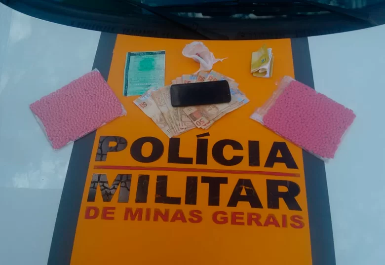 Rapaz é preso com mil comprimidos de drogas e anabolizantes na AMG-3085 1 drogasintetica-PMR