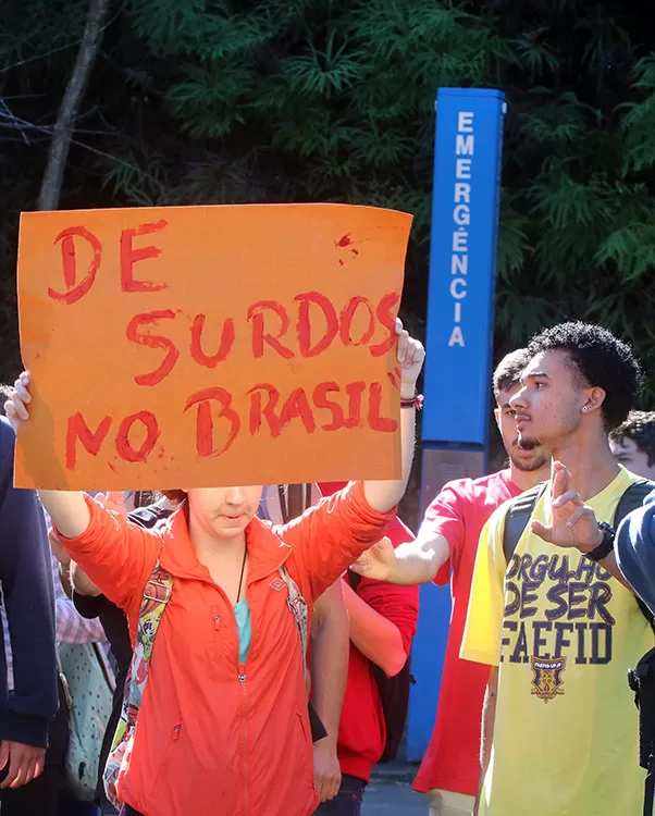 Alunos protestam por inclusão na UFJF 2 protesto libras leo