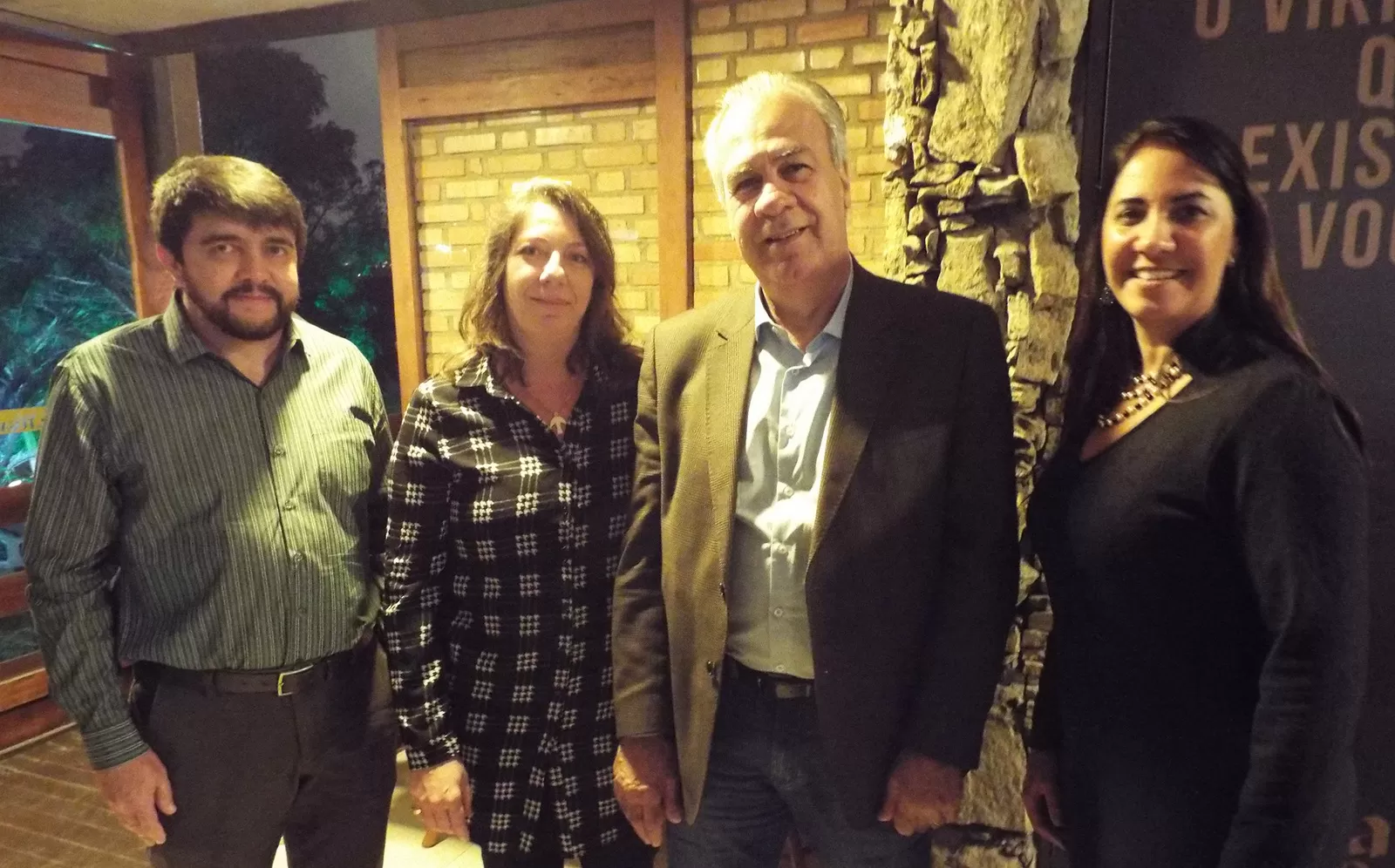 O ‘pole position’ do Fripai, Marcelo Detoni e o diretor do Grupo Bahamas, Carlos Henrique Guedes Reis 4 O gerente regional da Emater, Hildebrando Marcelo Campos Lopes com os ‘chefs’ Ana Paula Esteves e Eduardo Avelar e a presidente do Sindicato das Indústrias de Alimentação, Flávia Costa, no lançamento do Festival Gastronômico Sabores da Serra, no Mr. Tugas Foto: Rafael Pereira