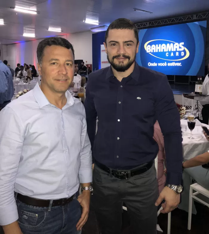 O ‘pole position’ do Fripai, Marcelo Detoni e o diretor do Grupo Bahamas, Carlos Henrique Guedes Reis 1 O ‘pole position’ do Fripai, Marcelo Detoni e o diretor do Grupo Bahamas, Carlos Henrique Guedes Reis na inauguração da filial de Patrocínio
