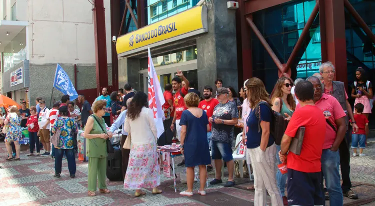 Militância e cabos eleitorais tentam conquistar votos no Calçadão da Halfeld 2 calçadão 2