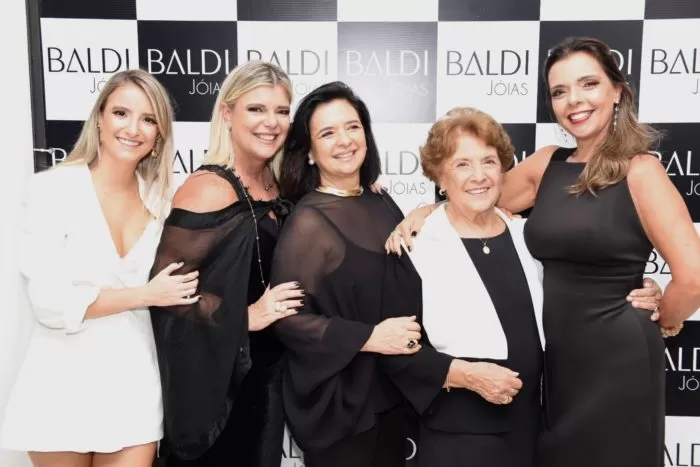 Neyde Baldi ladeada pela neta Joana e as filhas Mônica, Cristina e Bia no elegante ‘coq’ inaugural 1 Neyde Baldi ladeada pela neta Joana e as filhas Mônica, Cristina e Bia no elegante ‘coq’ inaugural da Baldi, no Spazio Design Foto: Aline Bastos