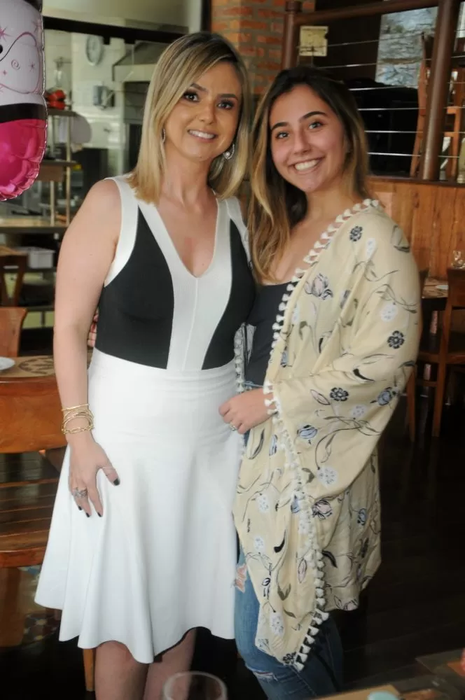 Neyde Baldi ladeada pela neta Joana e as filhas Mônica, Cristina e Bia no elegante ‘coq’ inaugural 2 A aniversariante Veru Campos e a filha Gabriela no almoço da Assunta Foto: Andréa Ottoni