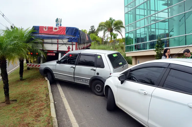 Carreta perde freio e interdita acesso para a Cidade Alta 4 acidente shopping 2 by olavo prazeres