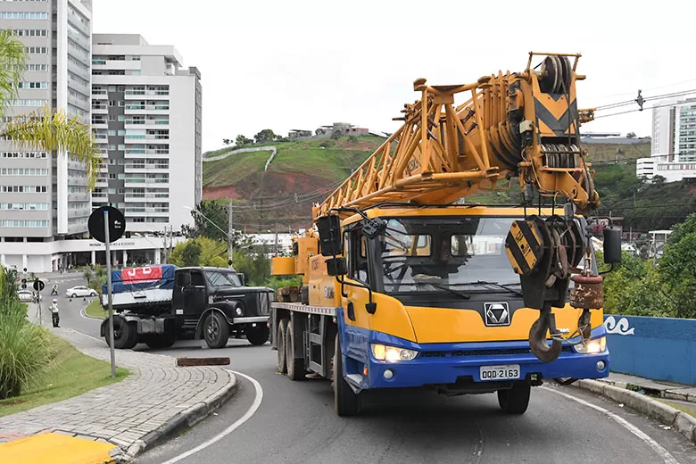 Carreta perde freio e interdita acesso para a Cidade Alta 1 carreta by marcelo capa