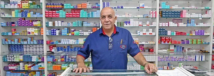 Entre bulas e frascos, João conta vida no balcão de farmácia 1 joao01