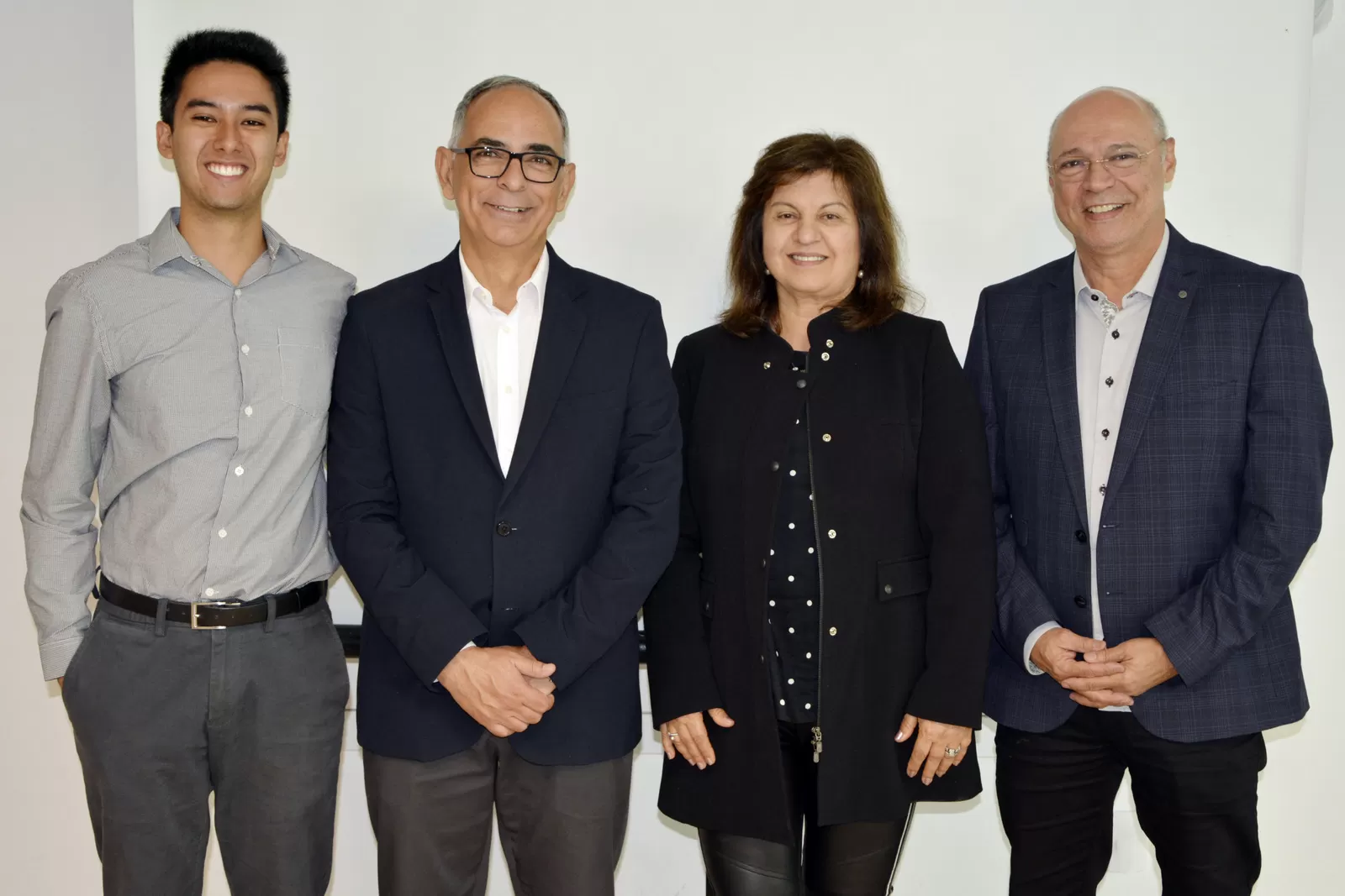O diretor do Hult Prize UFJF, Rafael Kenji Fonseca Hamada, prefeito Antônio Almas, a diretora da Unimed Nathércia Abrão e o presidente Hugo Borges, ontem, no Fórum de Desenvolvimento Foto: Mauro Saar