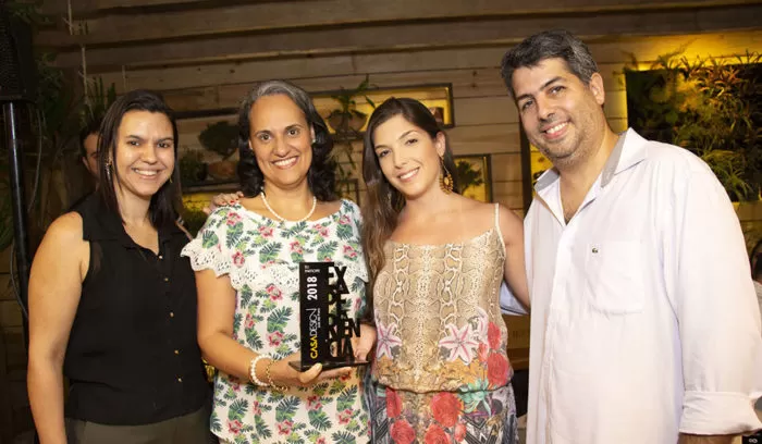Nívea Mello e Alexandre Oliveira ladeando Letícia Nery e Laura Giovannini 1 Nívea Mello e Alexandre Oliveira ladeando Laura Giovannini e Letícia Nery, que assinaram o 'lounge' de entrada e o jardim do lago, na Casa Design Foto: Guilherme Ovídio