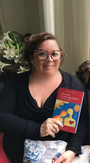 A escritora e terapeuta Rosângela Rossi lança "Deus joga ou não joga dados?" 1 Rosangela foto site