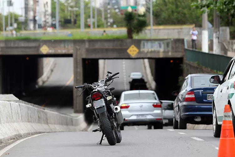 Acidente entre carro e moto deixa piloto ferido 1 acidente marcelo