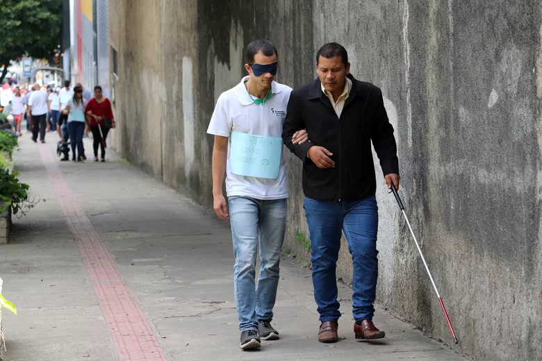 Ação busca 'novos olhares' sobre os deficientes visuais 1 cegos priamo1