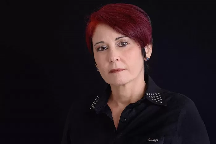 Luciane Fontes retrata em “Livros na estante” o dilema de vítima de doença que pode levar à perda total da visão 2 luciane fontes 2