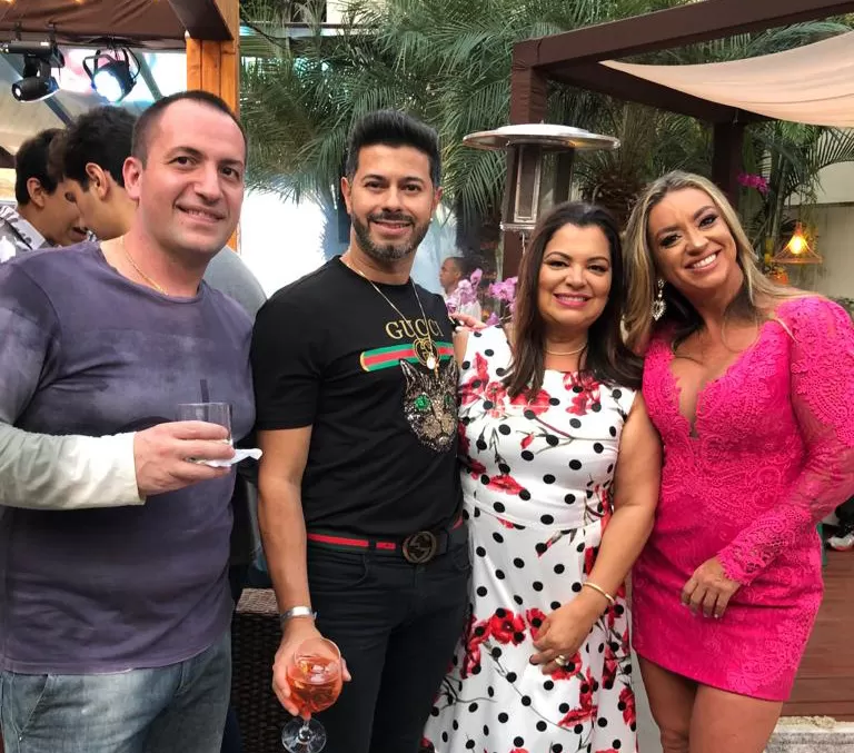 Higor Bastos e Amanda Manera clicados na mostra fotográfica dele, no Independência Shopping 3 Antônio Puca, Rodrigo Bissoli, Isabel Lopes e Aline Villela em tarde informal