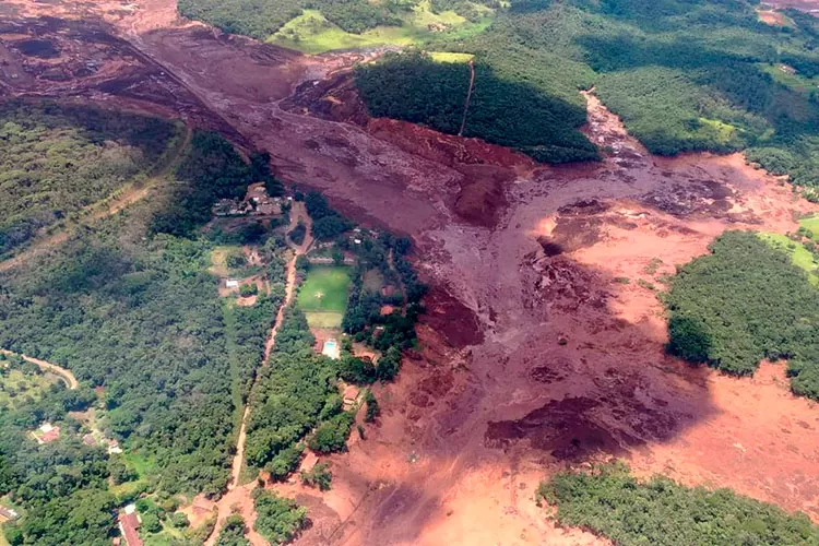 Vale: havia empregados na área administrativa atingida pelos rejeitos 1 barragem brumadinho corpo de bombeiros