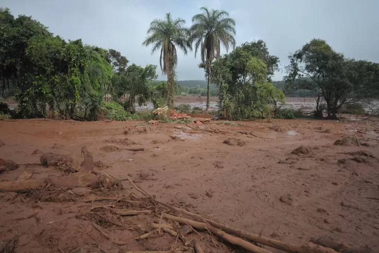 brumadinho by Estado de Minas Alexandre Guzanshe
