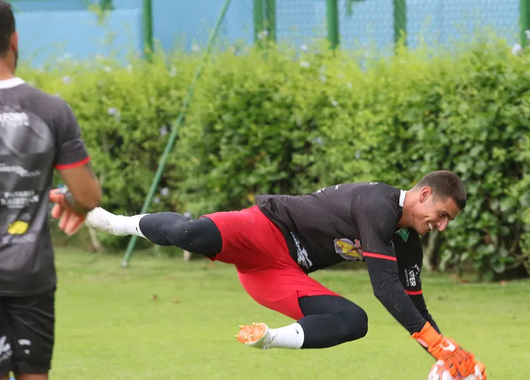 Goleiro do Tupynambás reencontra ex-clube e alerta sobre jogo aéreo 1 esp Baeta goleiro Renan Rinaldi foto Fernando Priamo