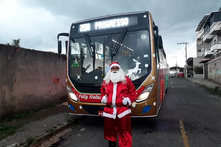 Papai Noel assume volante de ônibus da Ansal 1 papai noel na frente do ônibus