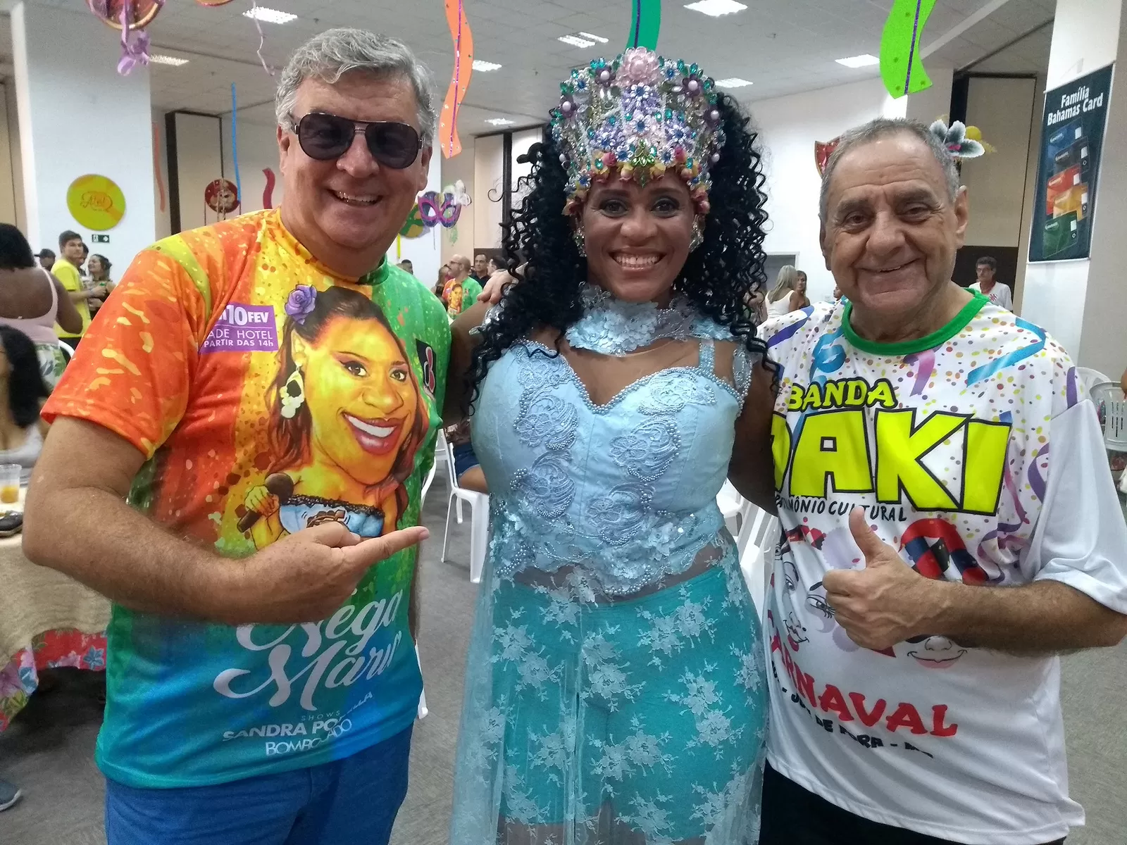Danielle Scio, Michelle dos Santos, Érika Miana e Paula Lima curtindo o ritmo do Bloco Batucada de Rua 3 Sandra Portella ladeada por Nelson Júnior e José Carlos Passos, na festa do Bloco Nega Maria, no Trade Hotel