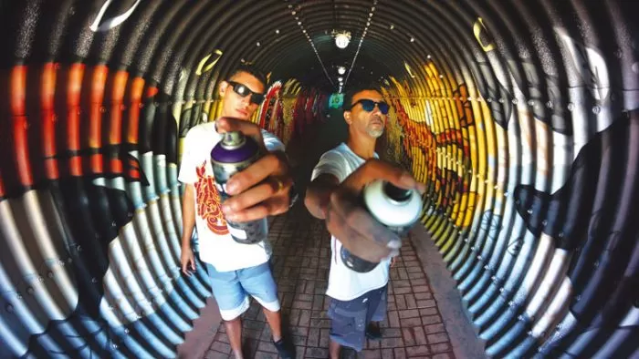 Grafite em túnel da Av. Itamar Franco é inspirado na fauna da Mata Atlântica 1 Dupla grafite OLAVO PRAZERES