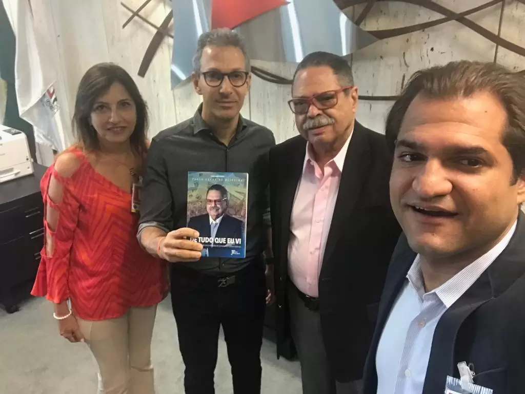 O governador Romeu Zema, exibindo o livro "De tudo que eu vi" 1 O governador Romeu Zema, exibindo o livro "De tudo que eu vi", ladeado pela coordenadora executiva do Conexão Empresarial, Socorro Almeida, o autor Paulo Cesar de Oliveira e seu filho Gustavo