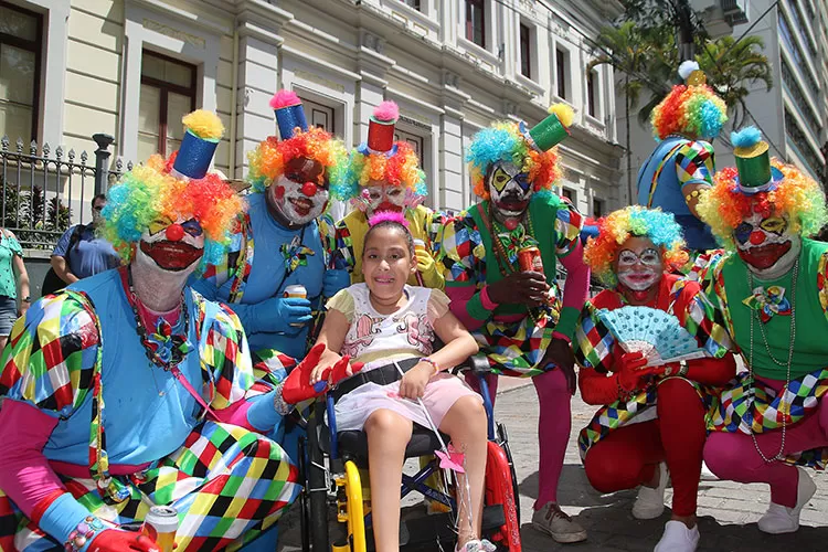 Multicolorido, Bloco Domésticas de Luxo desfila na Rua Halfeld 1 domesticas de luxo by fernando1