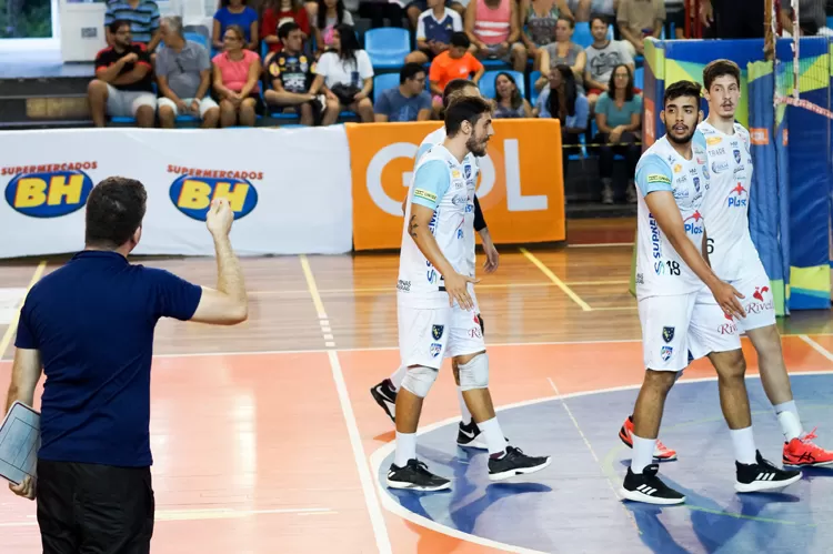 Técnico do JF Vôlei lamenta excesso de erros contra Lavras, mas acredita em reviravolta 1 esp JF Vôlei Lucilia Bortone Sacando o Vôlei