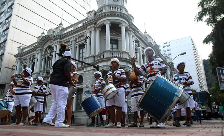 Bloco Loucomotiva desfila criatividade pelas ruas do Centro 1 louco08 fernandopriamo
