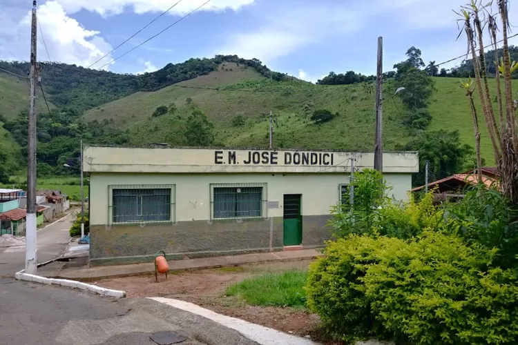 Mães reclamam de fechamento de escola em distrito de Lima Duarte 1 2 Escola Lima Duarte Rosângela Ribeiro
