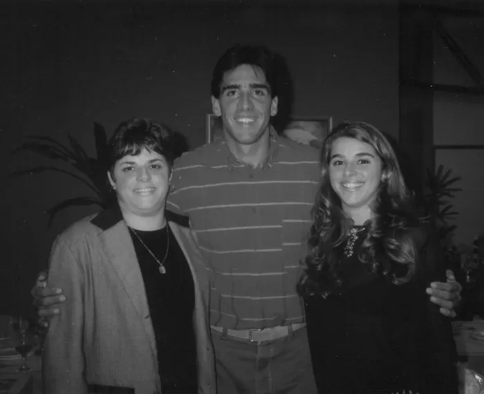 Gigi Fonseca com modelito total ‘black’ 4 A aniversariante deste domingo Sybele Gávio Jucá com os irmãos Giovane e Josiane Gávio em 1999