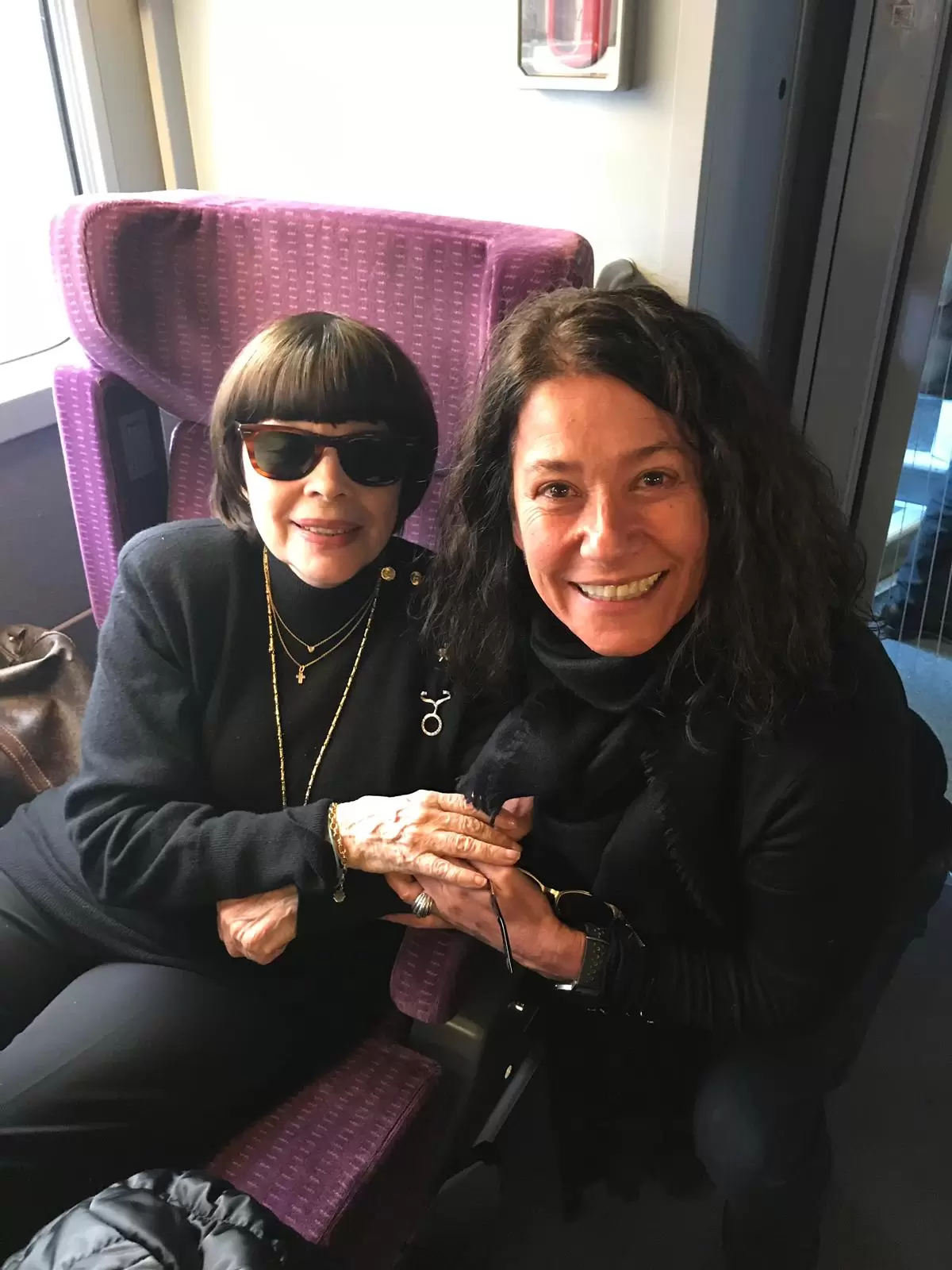 Duas-mulheres-150319-enviada-pelo-Cesar-Romero Duas-mulheres-150319-enviada-pelo-Cesar-Romero