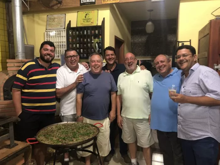 Gabriela Fernandes recebeu o ex-craque (e hoje senador) Romário, anteontem, no jantar do Arigatô 3 Rodrigo Fávero, David Guerra, Sinval Cruz, Gustavo Neves, Arnaldo Guerra, Pedro Bismarck e Eduardo Neves, no arroz de pato português, servido no Bosque do Imperador