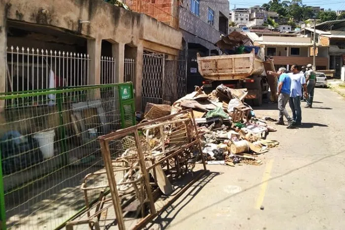PJF retira 12 toneladas de entulho de casa na Região Sudeste 1 pjf entulho